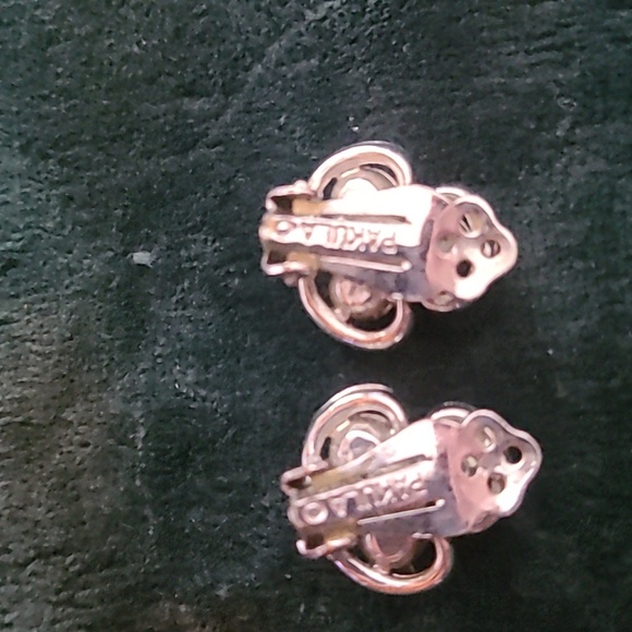 Vintage Gold Tone PAKULA Clover Aurora Borealis Rhinestones Clip On Earrings - Picture 3 of 4